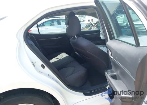 2018 Toyota Camry Le z USA, uszkodzony, nr VIN 4T1B11HK2JU085804